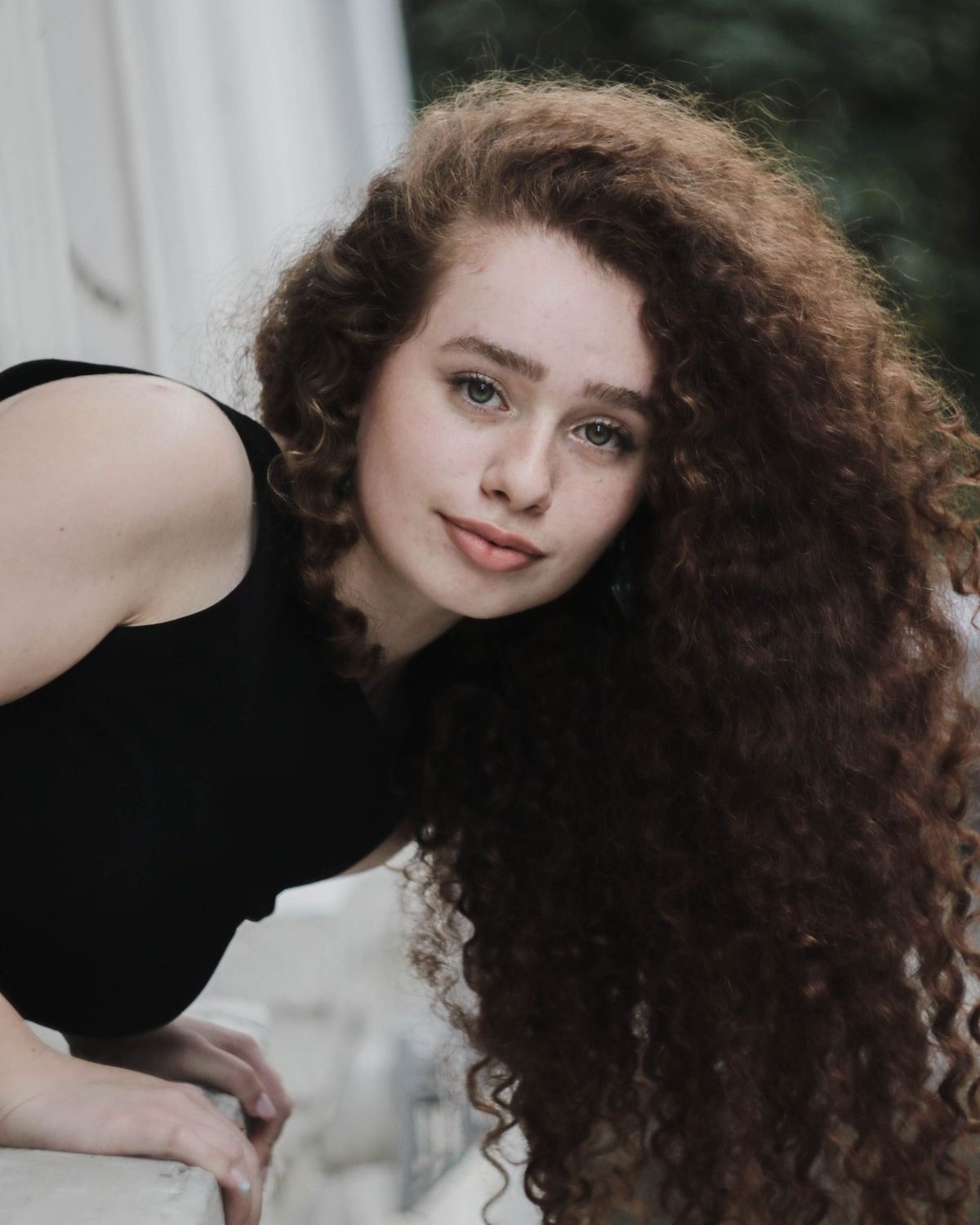Mujer joven con el cabello rizado largo y definido