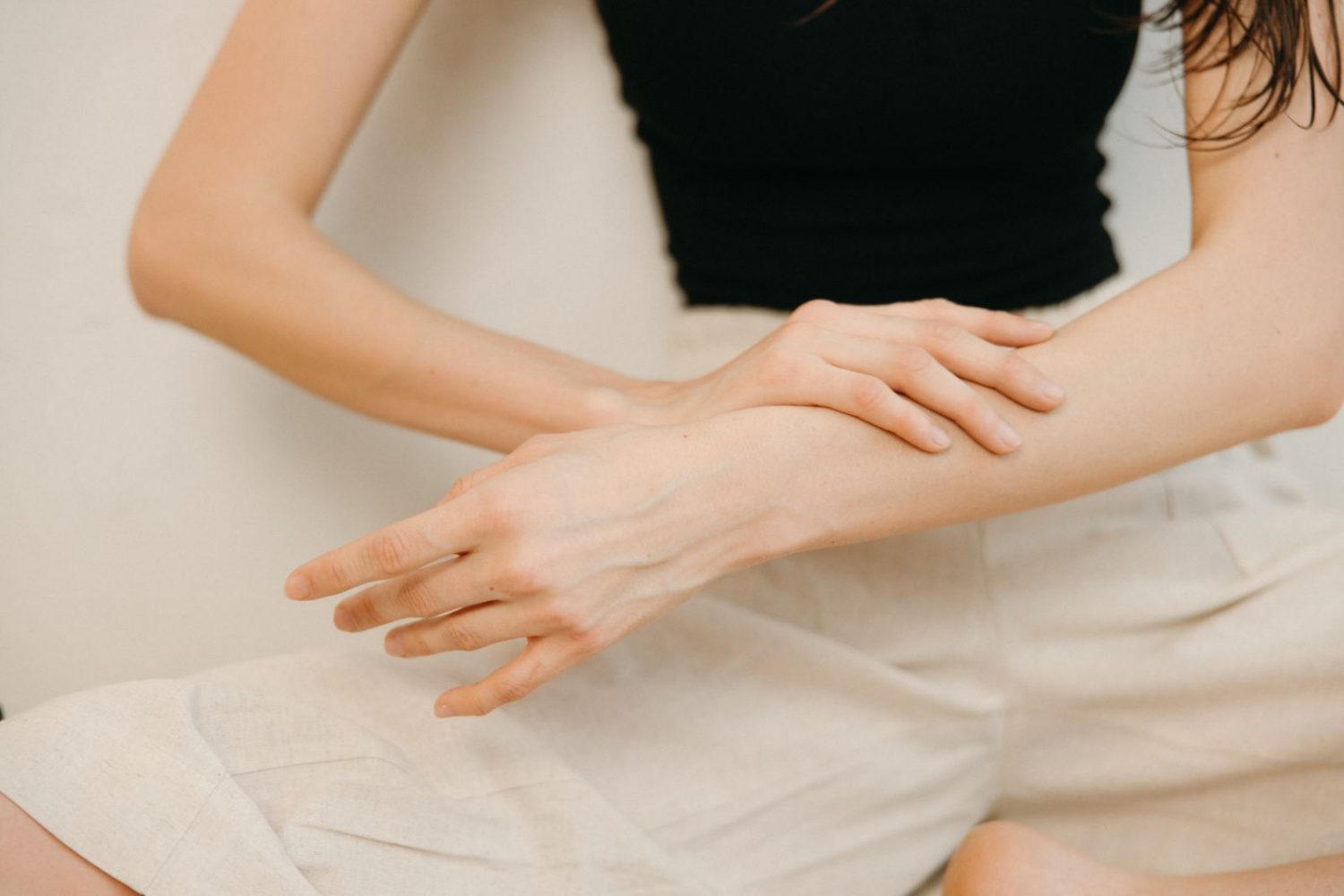 Primer plano de la piel del brazo con luz suave