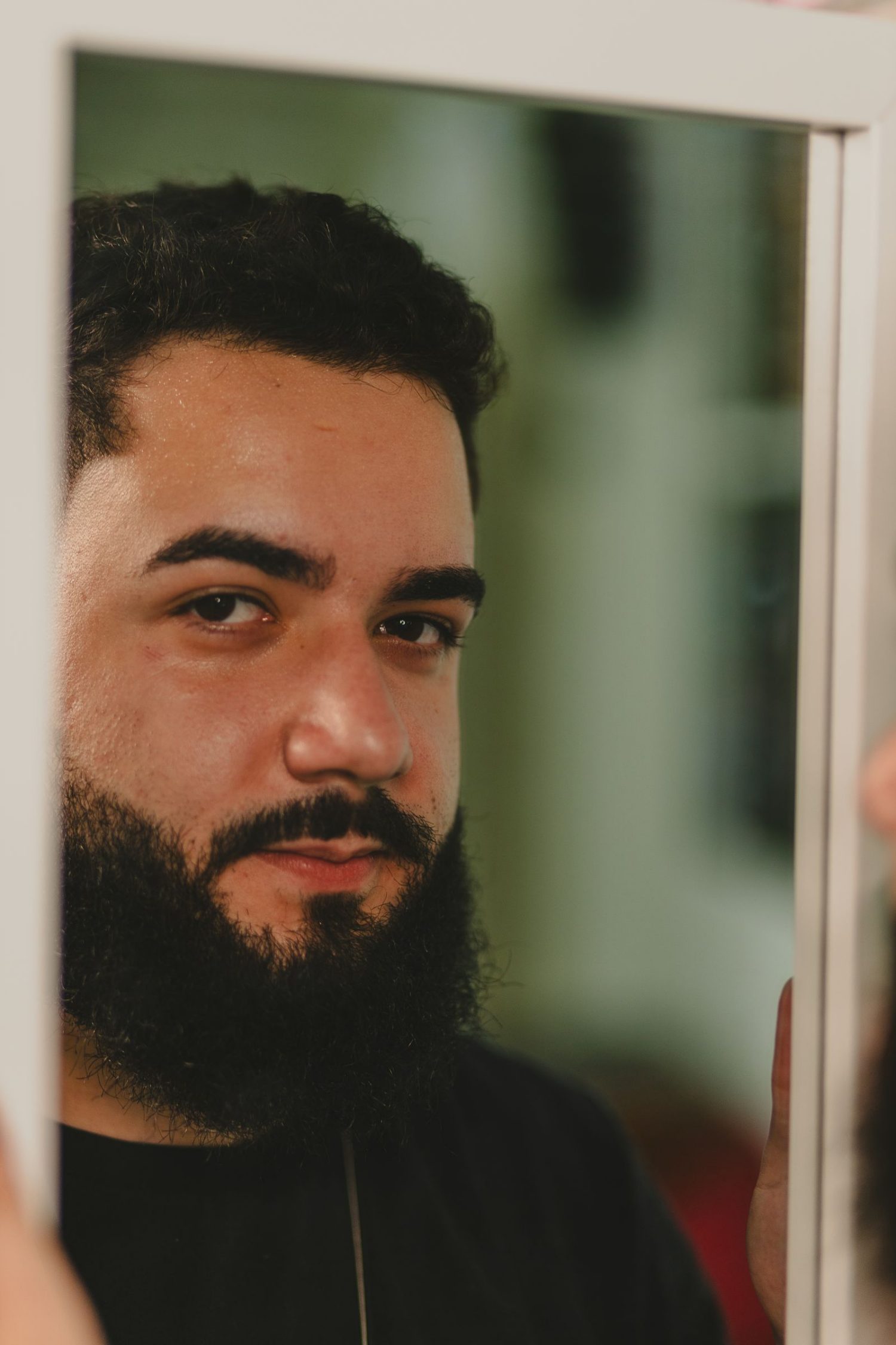 Retrato de hombre en su rutina de cuidado personal