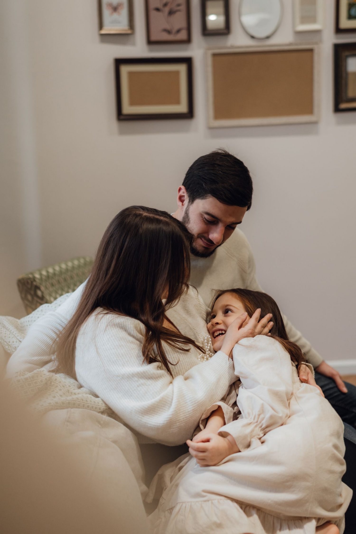 Familia compartiendo un momento cotidiano en casa